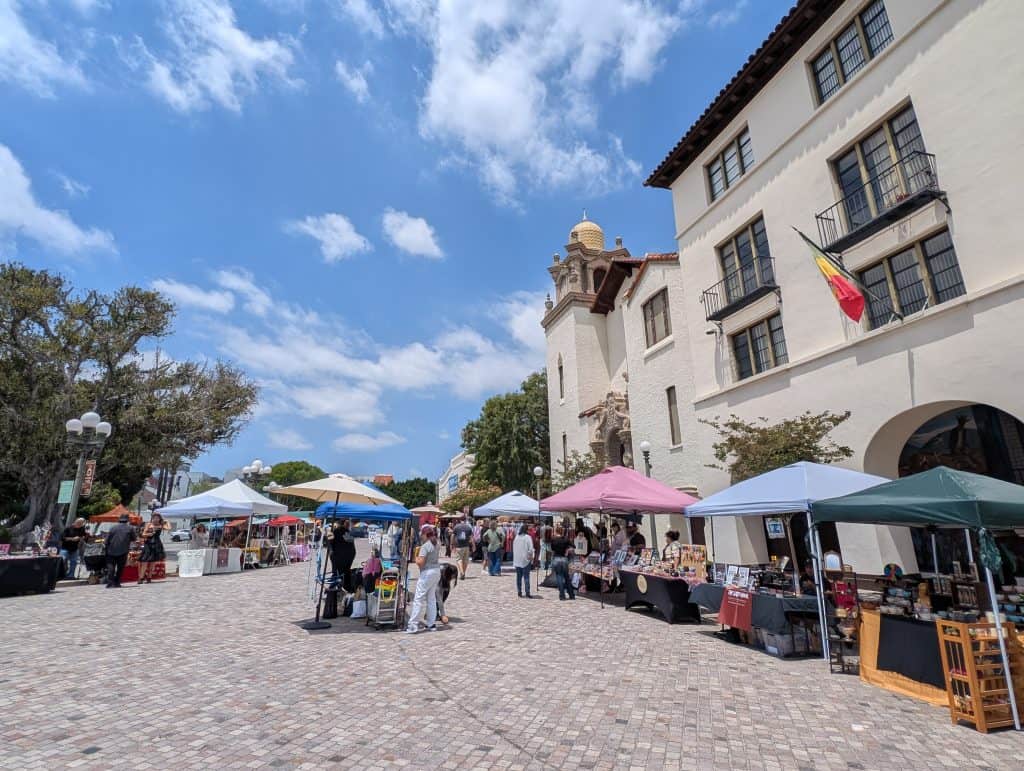 Marktstände auf dem Platz vor der Olvera Street