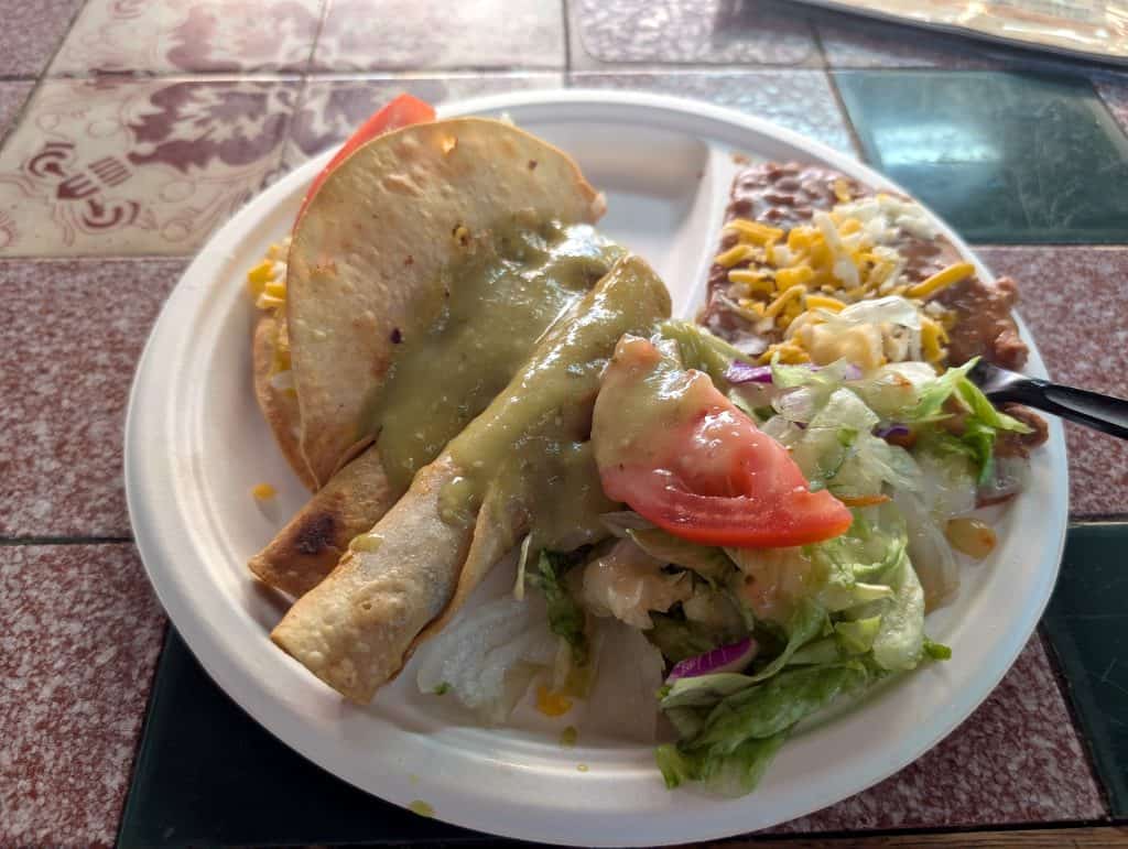 Mexikanisches Essen in Juanita's Cafe mit Taquitos, Bohnen und Salat