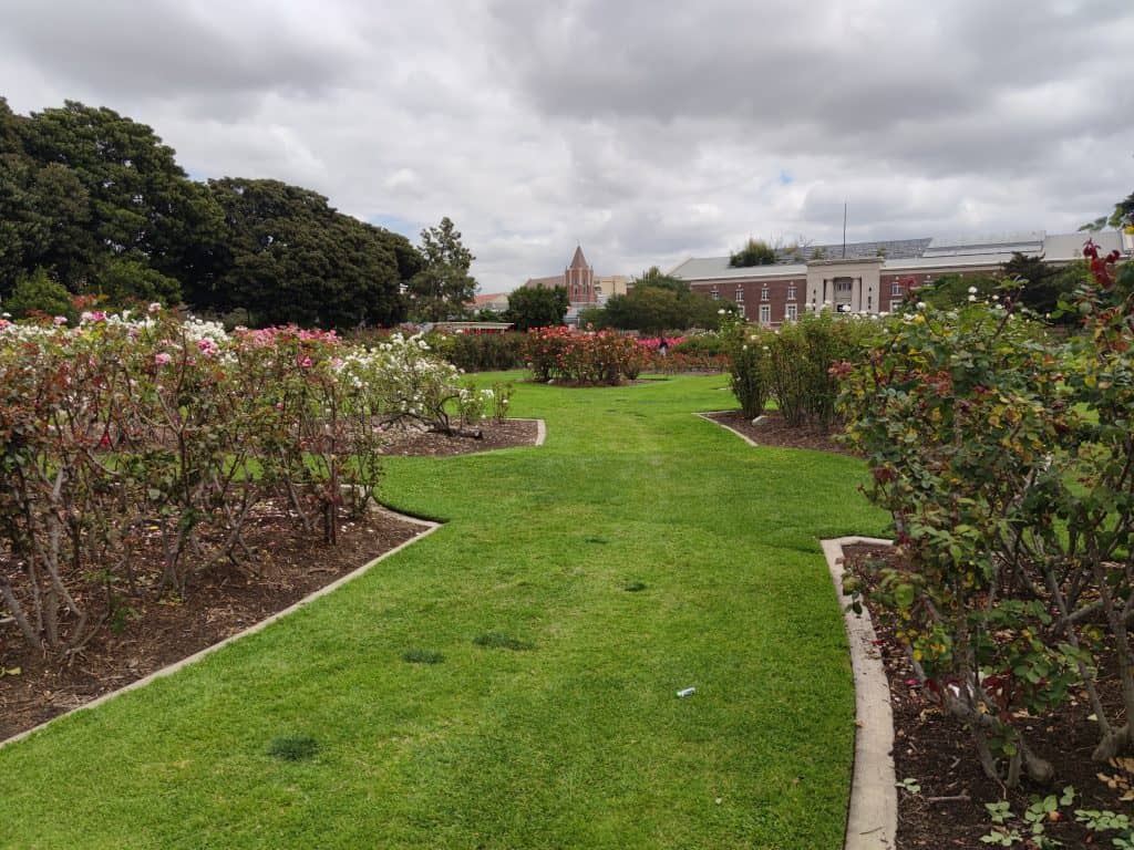 Rosengarten vor dem Natural History Museum, das in der TV-Serie "Bones" als Jeffersonian dargestellt wird