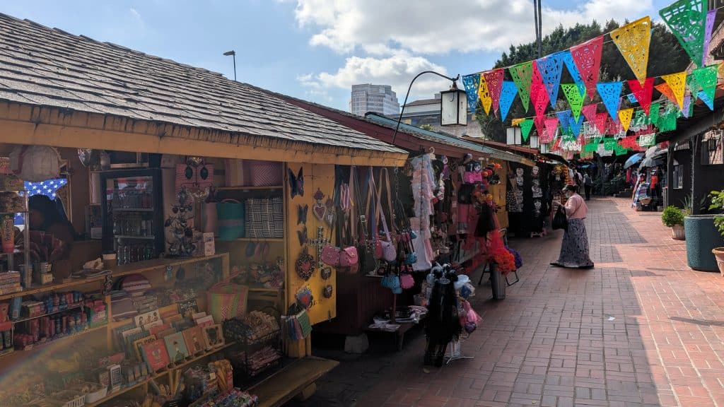 Bunte Marktstände und mexikanische Dekoration in der Olvera Street in Downtown Los Angeles