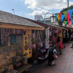 Bunte Marktstände und mexikanische Dekoration in der Olvera Street in Downtown Los Angeles