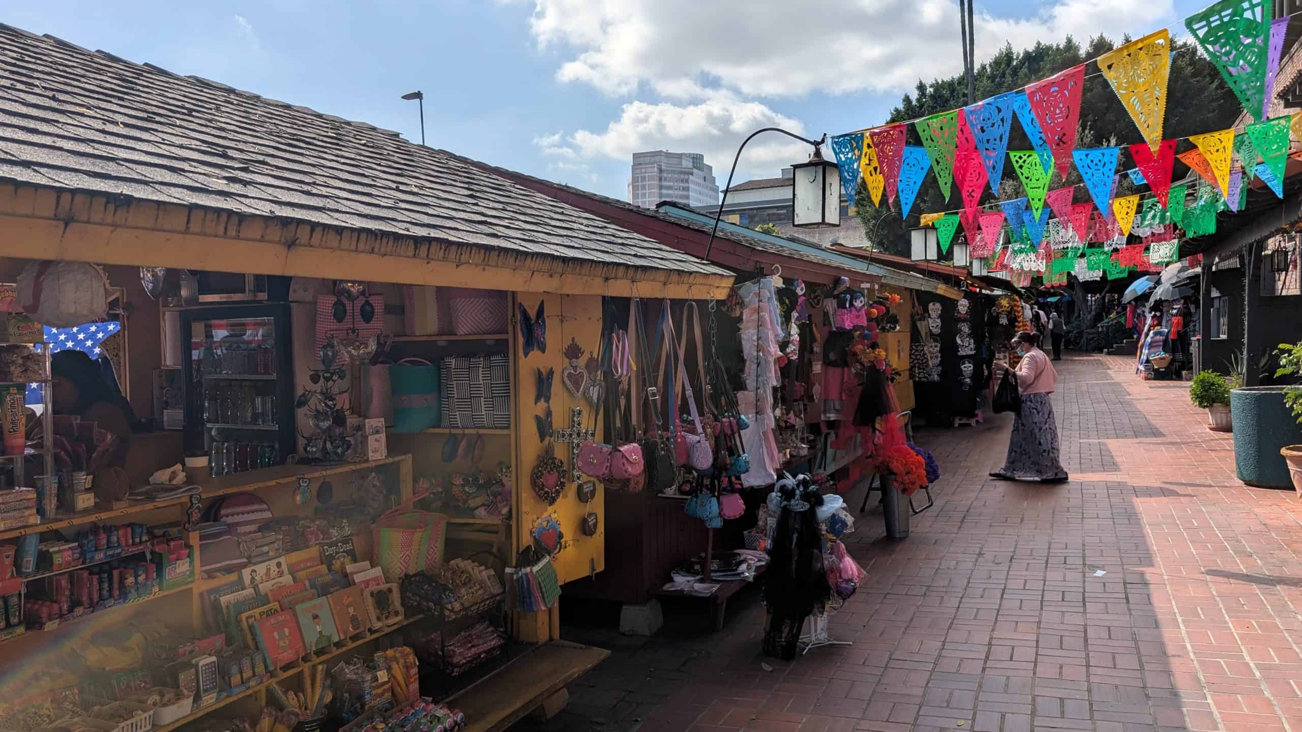Bunte Marktstände und mexikanische Dekoration in der Olvera Street in Downtown Los Angeles