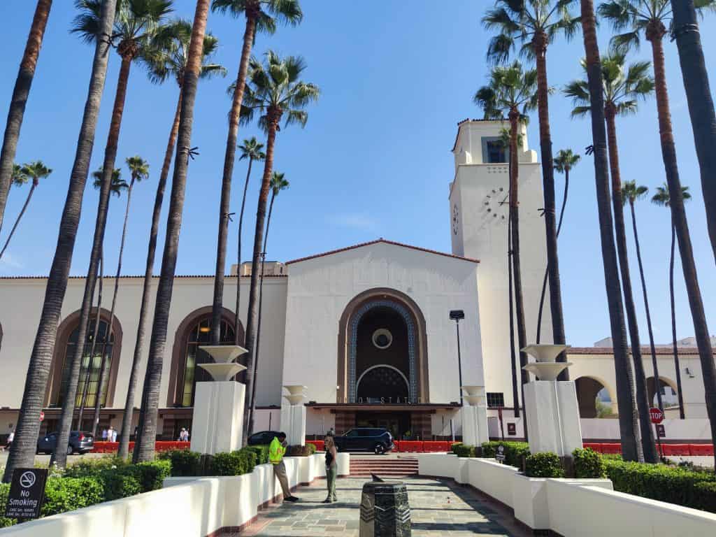 Palmen vor der historischen Union Station in Los Angeles