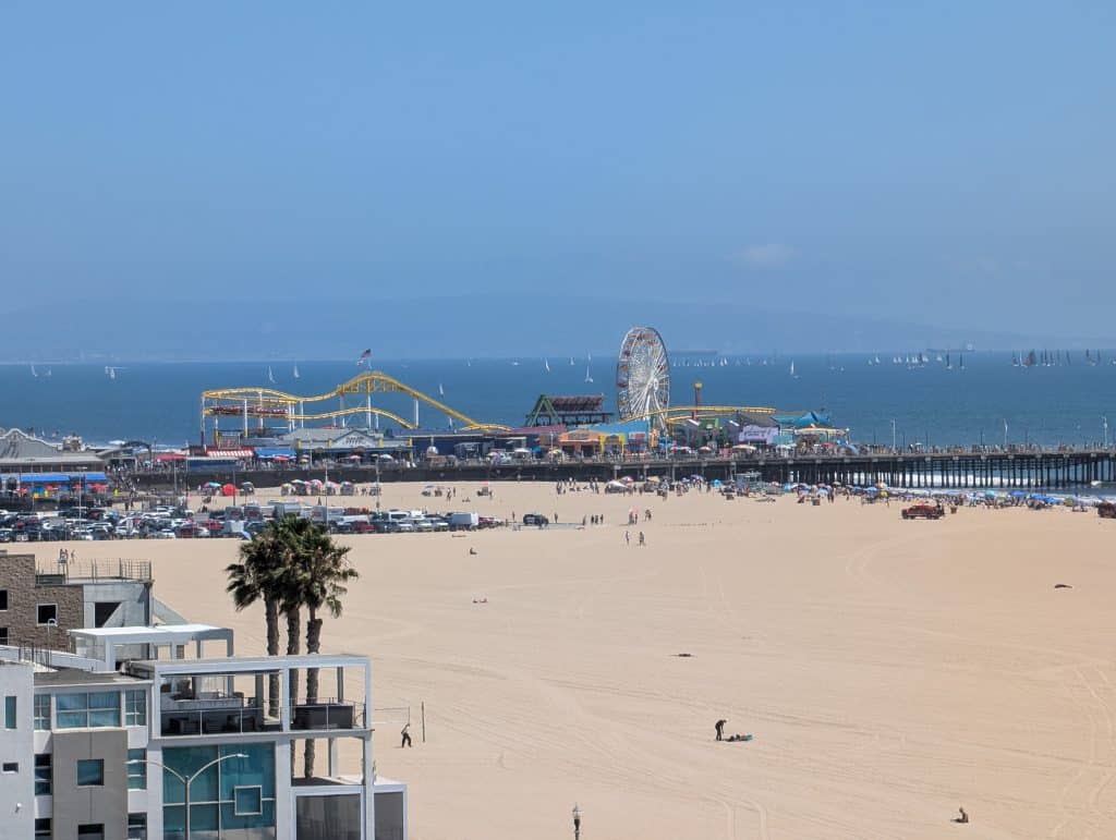 Santa Monica Pier mit Riesenrad und breitem Sandstrand