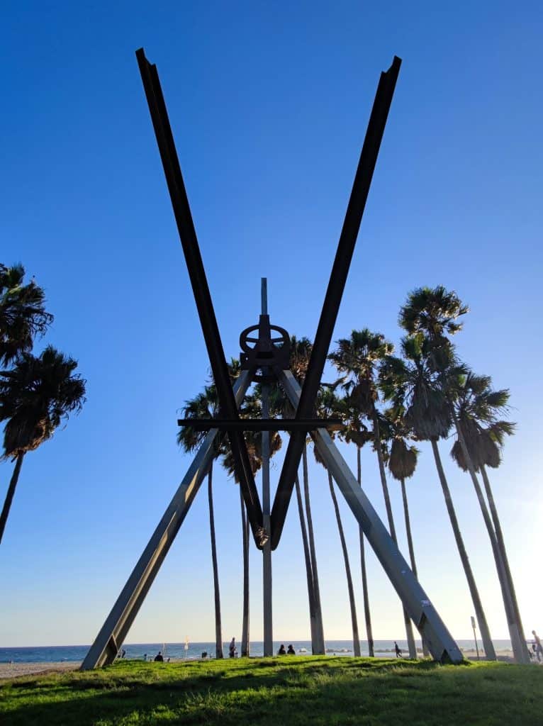 Kunstwerk und Palmen am Venice Beach in Los Angeles