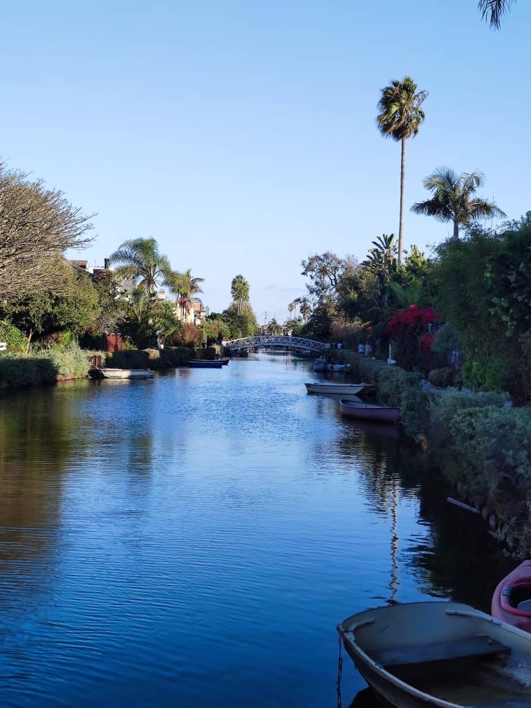 Venice Canals mit Brücke und Wohnhäusern in Los Angeles