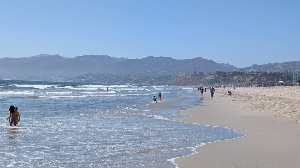 Strand zwischen Santa Monica und Venice Beach an der Pazifikküste von Los Angeles