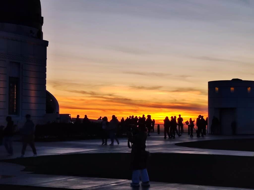Besucher genießen den Sonnenuntergang am Griffith Observatory in Los Angeles