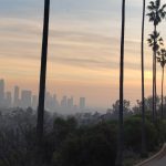 Sonnenuntergang über Downtown Los Angeles vom Elysian Park aus gesehen