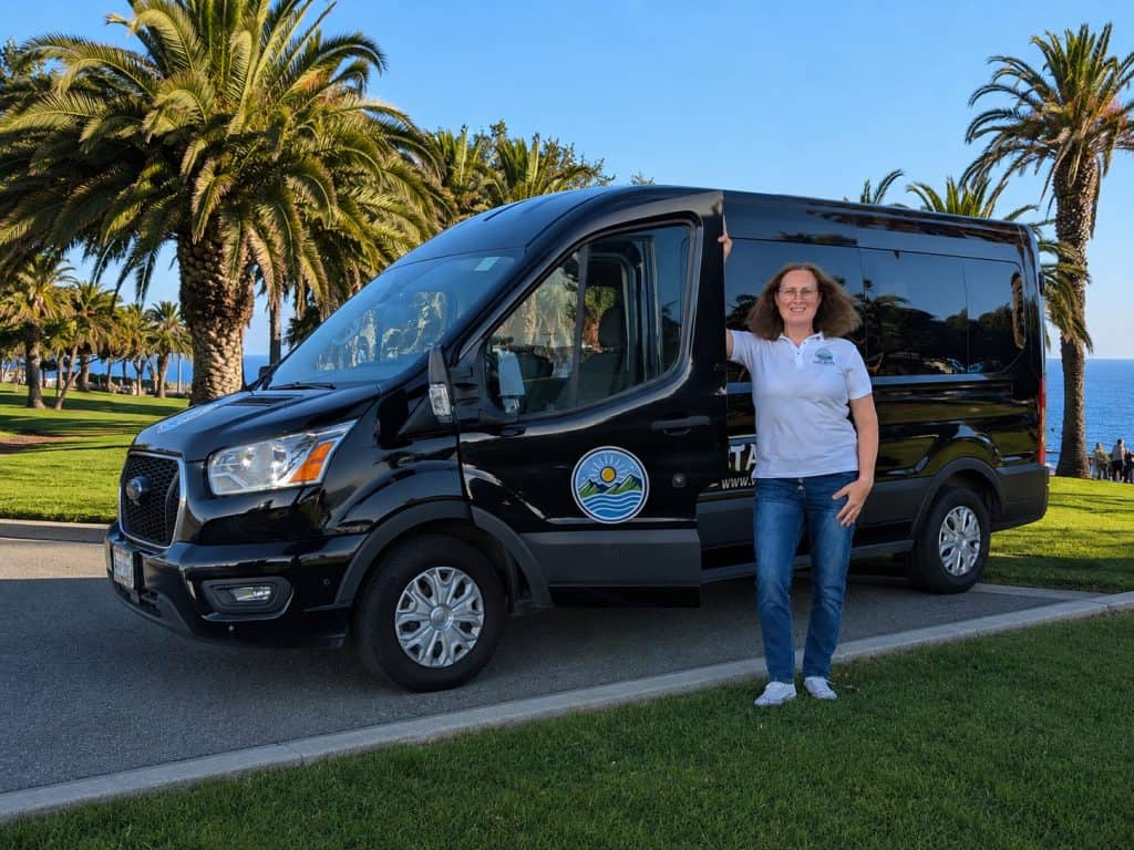Julia von Vista-Tours begrüßt ihre Gäste am Tour-Van in Los Angeles