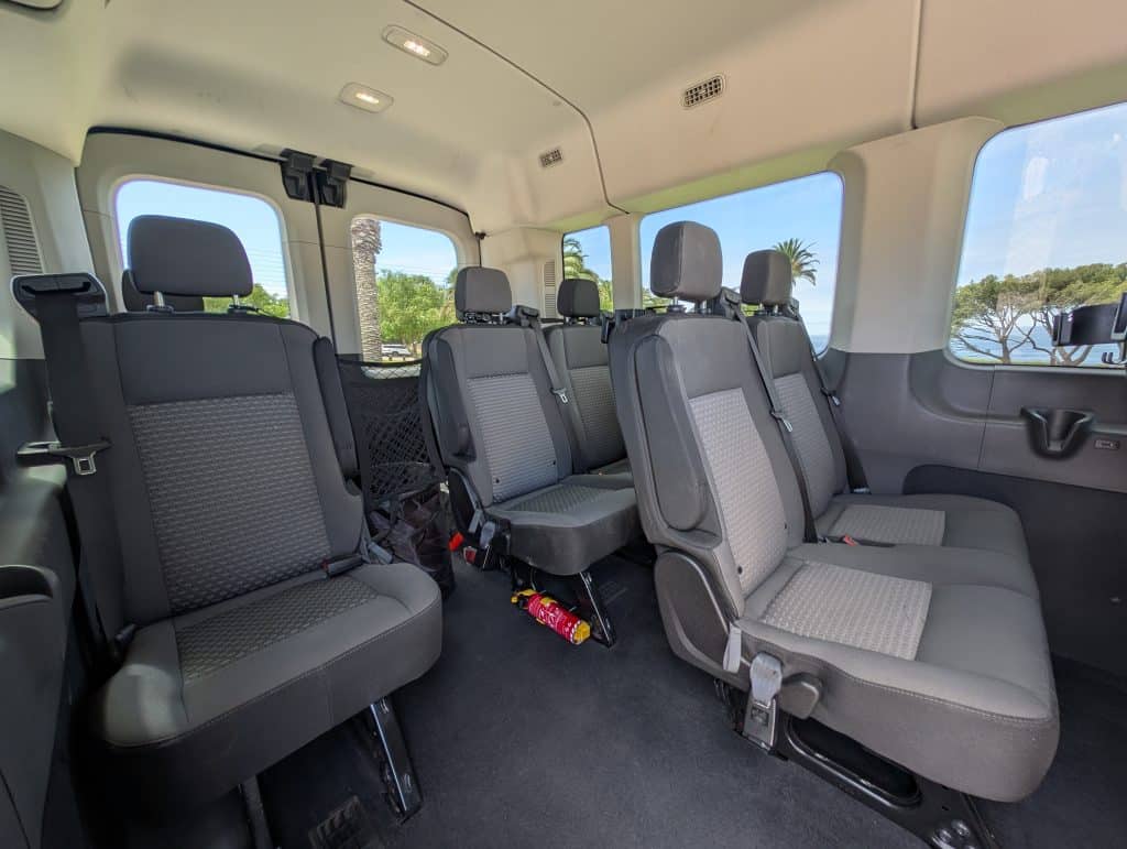 Geräumiger Innenraum des Vista-Tours Tour-Vans mit komfortablen Sitzplätzen für kleine Reisegruppen