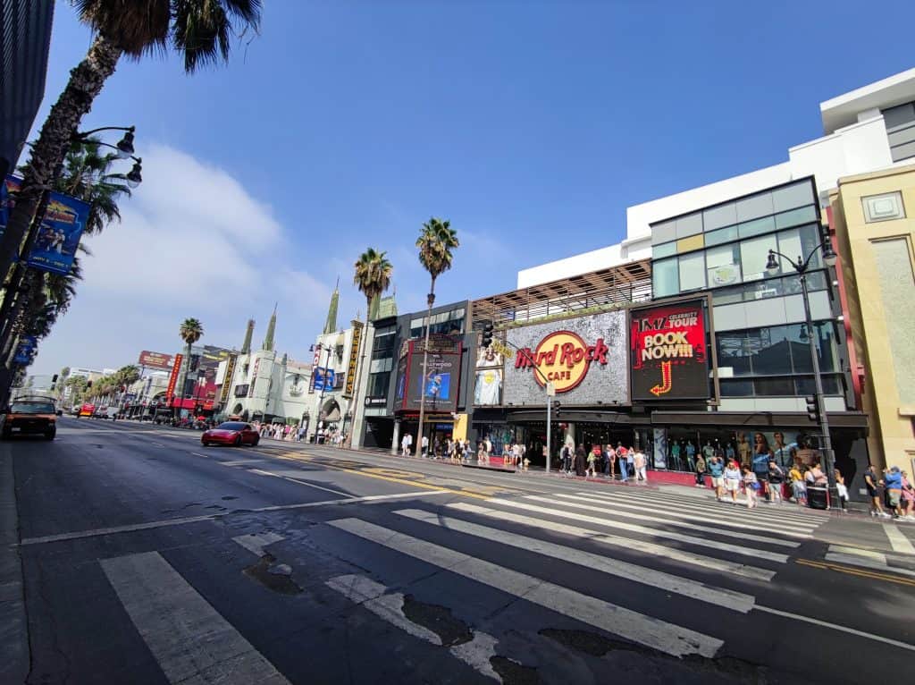 Besucher am Hollywood Boulevard entlang des Walk of Fame in Hollywood